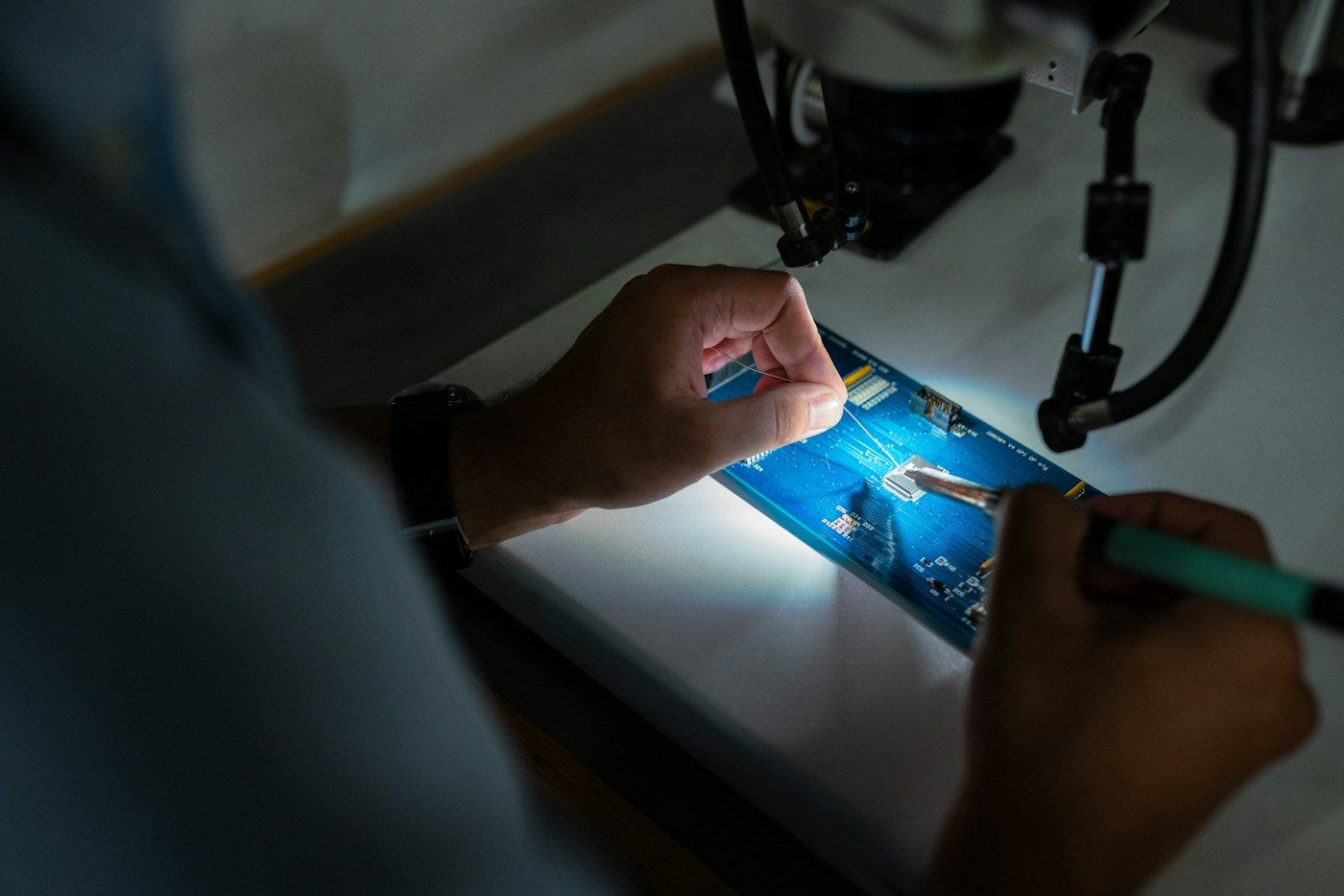 Precyzyjny montaż elementów elektronicznych
